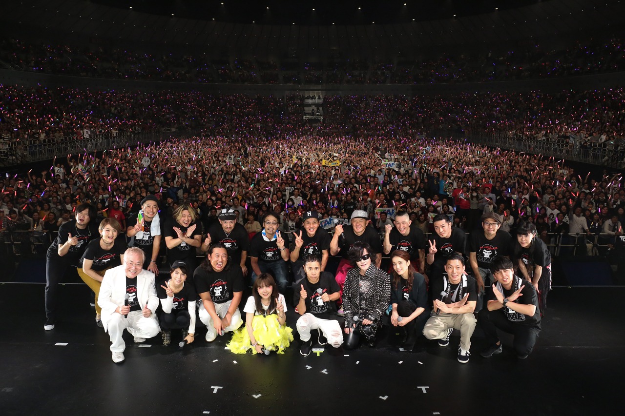「オールナイトニッポン50周年 岡村隆史のオールナイトニッポン歌謡祭 in 横浜アリーナ 2017」の集合写真。（写真提供：ニッポン放送）
