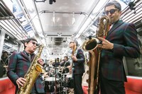 「東京スカパラダイスオーケストラ シークレット“地下”ライブ on 都営大江戸線」の様子。