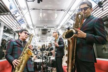 「東京スカパラダイスオーケストラ シークレット“地下”ライブ on 都営大江戸線」の様子。