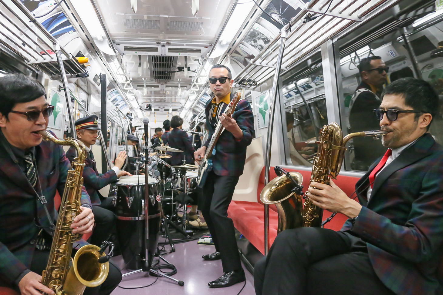「東京スカパラダイスオーケストラ シークレット“地下”ライブ on 都営大江戸線」の様子。