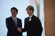 安倍晋三首相と香取慎吾。