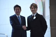 安倍晋三首相と香取慎吾。