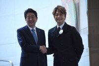 安倍晋三首相と香取慎吾。