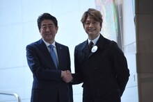安倍晋三首相と香取慎吾。