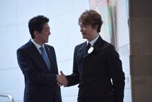 安倍晋三首相と香取慎吾。
