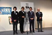 左から竜之介、香取慎吾、安倍晋三首相。
