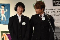 竜之介（左）にほほえみかける香取慎吾（右）。