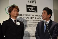 香取慎吾と安倍晋三首相。