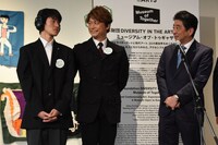 左から竜之介、香取慎吾、安倍晋三首相。