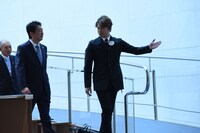 安倍晋三首相（手前左）をエスコートする香取慎吾（手前右）。