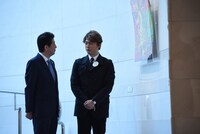 安倍晋三首相（左）に自身の作品の解説をする香取慎吾（右）。