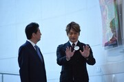 安倍晋三首相（左）に自身の作品の解説をする香取慎吾（右）。