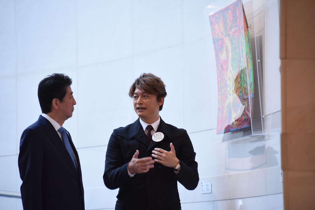作家・香取慎吾、安倍首相に絵画を紹介「恥ずかしながらも喜んでいます」