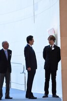 安倍晋三首相（中央）と香取慎吾（右）。