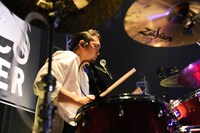 重田雅俊（Dr）（Photo by Masanori Fujikawa）