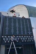 「AT THE CORNER 未来才能全員集合祭」応募者全員の名前が入った横断幕を準備するSeiho（下）とokadada（上）。