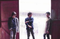 back number。中央が清水依与吏。