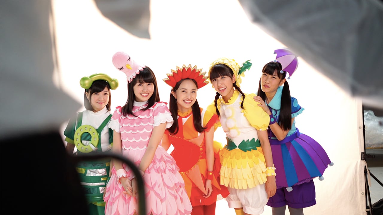 ももくろちゃんZ「ぐーちょきぱーてぃー Blu-ray&DVD(1) ～あきちでうたっておどって、じゃんけん『グー！』～」特典映像のトレイラーのワンシーン。