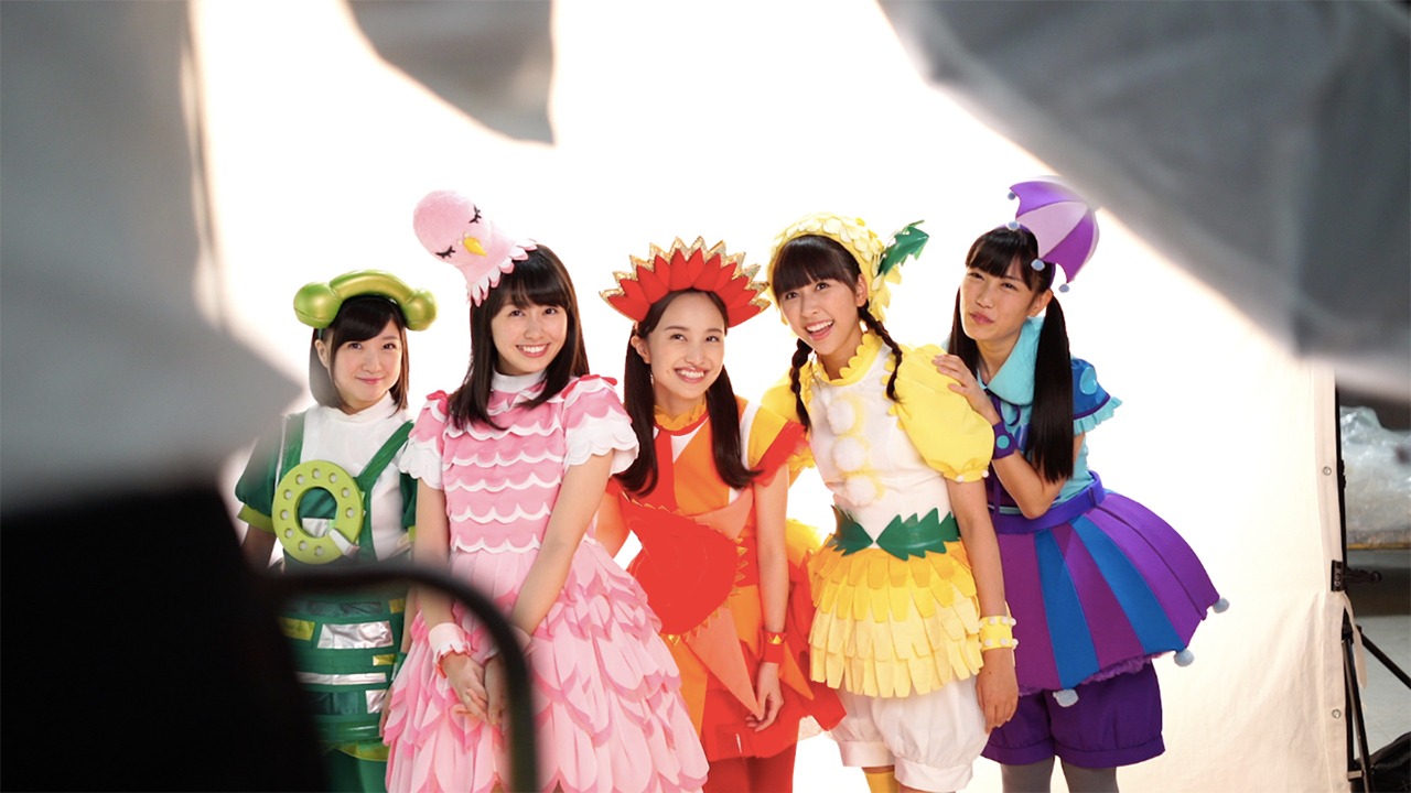 ももくろちゃんZ「ぐーちょきぱーてぃー Blu-ray&DVD(1) ～あきちでうたっておどって、じゃんけん『グー！』～」特典映像のトレイラーのワンシーン。