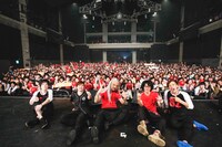 「孫を訪ねて82万里～冥土 in Japan～」神奈川・CLUB CITTA'公演で撮影された記念写真。