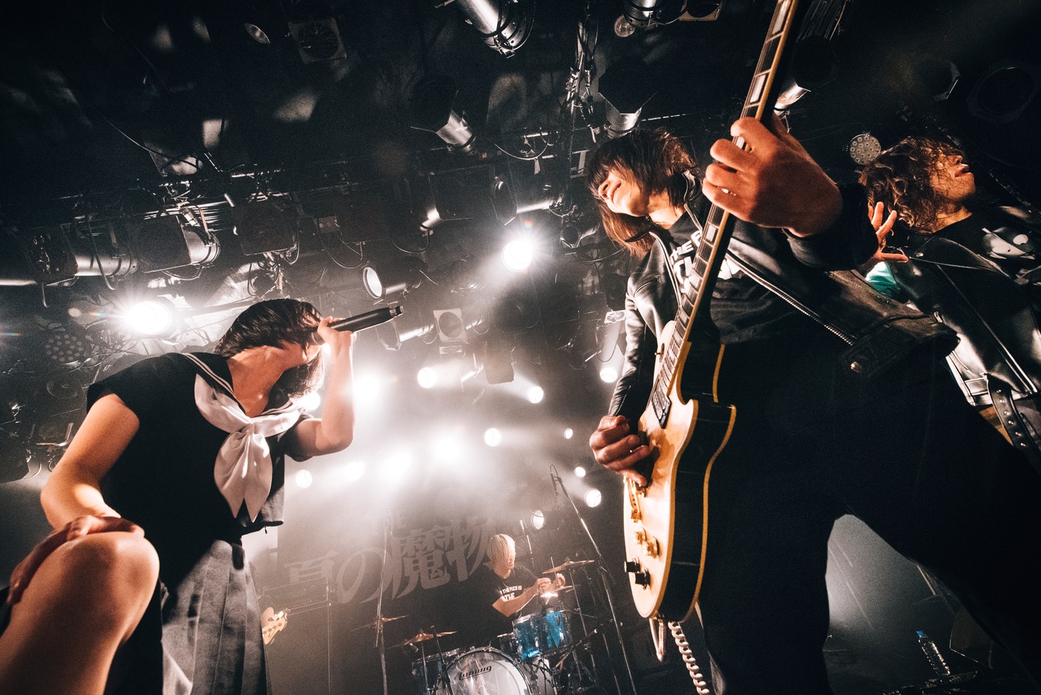 THE 夏の魔物「クアトロの魔物」公演の様子。（撮影：タイコウクニヨシ）