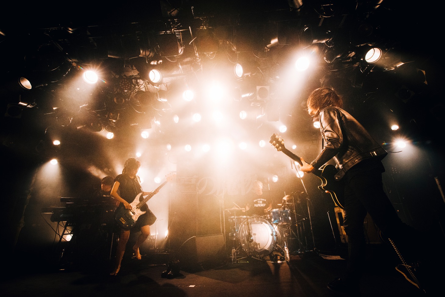 THE 夏の魔物「クアトロの魔物」公演の様子。（撮影：タイコウクニヨシ）