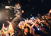 フロアにダイブする成田大致。（撮影：タイコウクニヨシ）