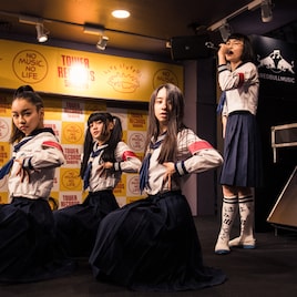 「音楽摩天楼」で新しい学校のリーダーズ、サバプロらが渋谷タワレコを熱狂ライブハウスに