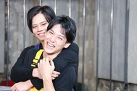 ユースケ（手前）を羽交い絞めにするカイ（奥）。