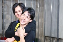 ユースケ（手前）を羽交い絞めにするカイ（奥）。