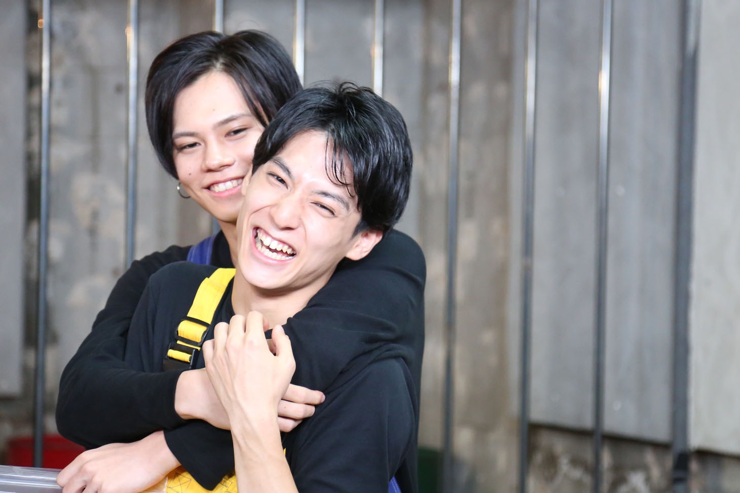 ユースケ（手前）を羽交い絞めにするカイ（奥）。