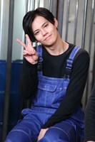 ピースするカイ。