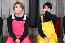 ユーキ（左）の言葉に照れるユースケ（右）。