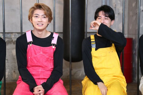 ユーキ（左）の言葉に照れるユースケ（右）。