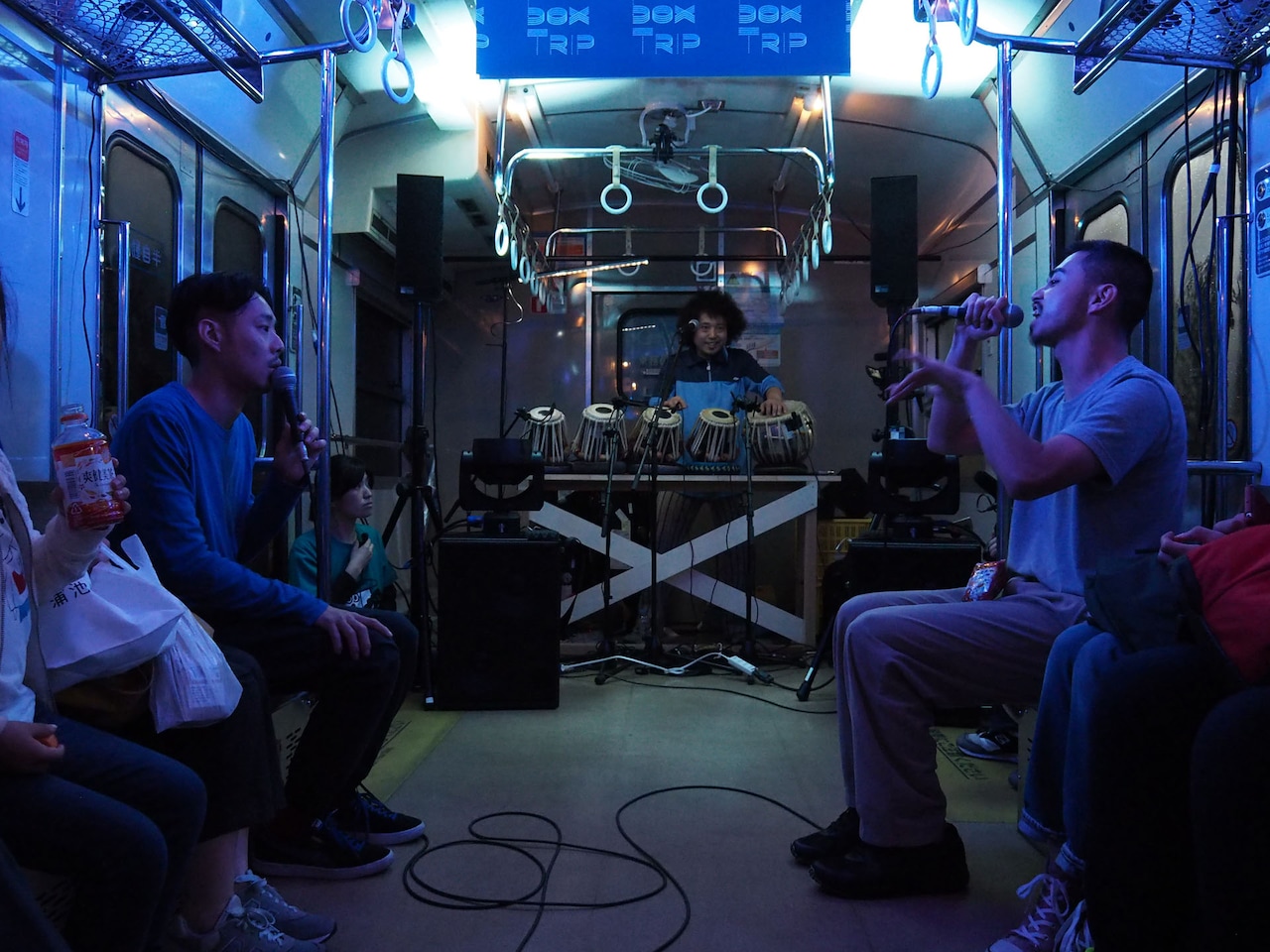 U-zhaan×鎮座DOPENESS×環ROYの妖しく光る電車ライブに乗客60人熱狂