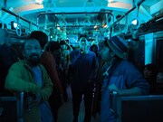 車内を歩き回る環ROY(中央)。