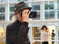 VRライブを体験するYCAM館長。