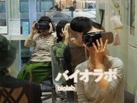 「Boombox TRIP in YCAM」VR体験の様子。