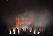 アイドルネッサンス8人のシルエットが浮かぶステージ。