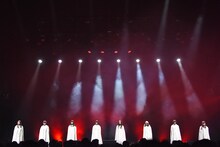 白いマントを羽織って登場したアイドルネッサンス。