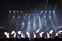 フードマントを脱ぎ捨てるアイドルネッサンス。