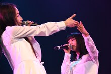 「交感ノート」を歌う南端まいな（左）と比嘉奈菜子（右）。