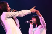 「交感ノート」を歌う南端まいな(左)と比嘉奈菜子(右)。