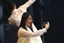 自撮りに夢中な宮本茉凜。