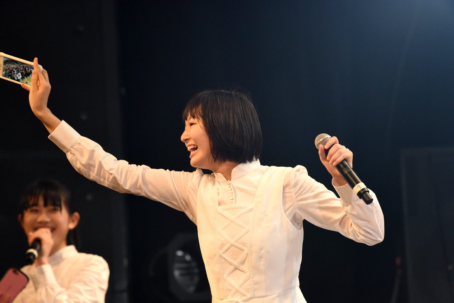 おもむろに動画を撮り始める野本ゆめか。