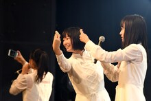 自撮りを楽しむアイドルネッサンス。