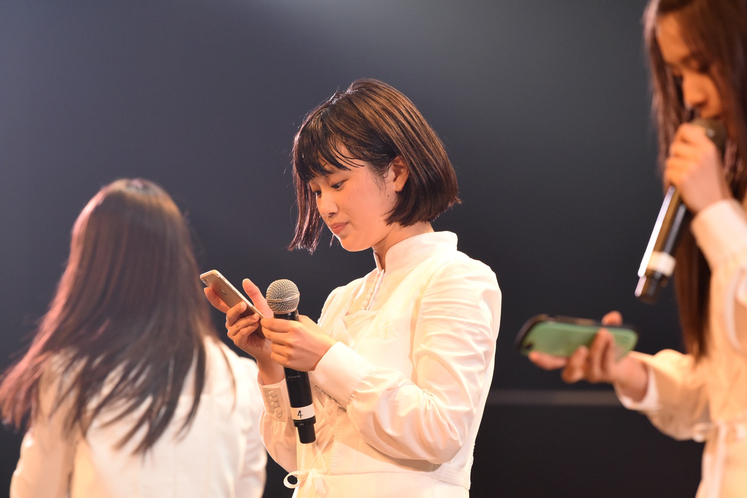 じっとスマホを見つめる石野理子。