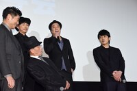 久保茂昭（後列右）が隠れないよう、気を使う笹野高史（前列中央）。