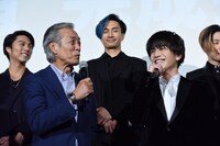 前列左から岩城滉一、岩田剛典。