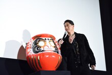 達磨に目を入れるムゲンの総長・琥珀役のAKIRA。